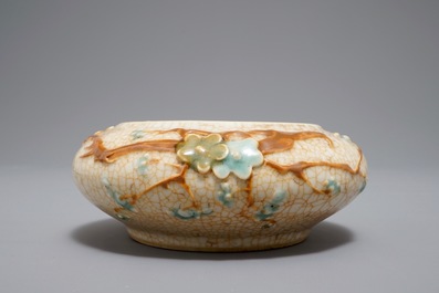 Un lave-pinceaux en porcelaine de Chine monochrome craquel&eacute;e &agrave; d&eacute;cor appliqu&eacute;, 19&egrave;me
