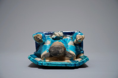 Un groupe de Zhenwu et ses attendants en porcelaine de Chine &eacute;maill&eacute; turquoise, Kangxi