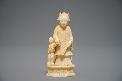 Een Chinees ajour bewerkt ivoren mandje en een groepje van dame met kind, 19e eeuw