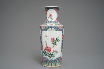 Un vase de forme rouleau en porcelaine de Chine famille rose de style Yongzheng, 19/20&egrave;me