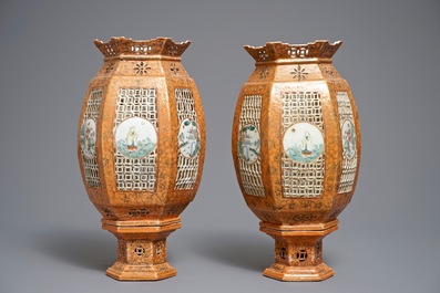 Une paire de lanternes en porcelaine de Chine famille rose &agrave; fond corail, 19/20&egrave;me