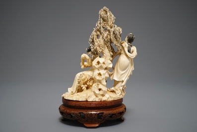 Un groupe figurant deux femmes en ivoire sculpt&eacute; sur socle en bois incrust&eacute;, Chine, 1&egrave;re moiti&eacute; du 20&egrave;me