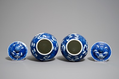 Quatre vases en porcelaine de Chine famille verte et bleu et blanc, 19/20&egrave;me