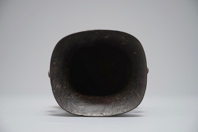 Een Chinese archa&iuml;stische bronzen hu-vaas, Ming