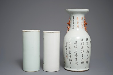 Twee Chinese qianjiang cai hoedensteunen en een vaas, 19/20e eeuw