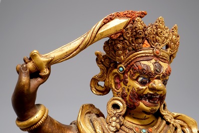 Een Sino-Tibetaanse verguld bronzen figuur van Mahakala, 19e eeuw