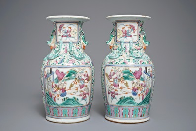 Een paar Chinese famille rose vazen met figuren, 19e eeuw