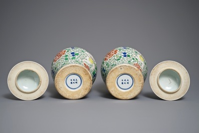 Een paar Chinese wucai dekselvazen, Chenghua merk, 19/20e eeuw