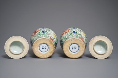 A pair of Chinese wucai vases and covers, Chenghua mark, 19/20th C.