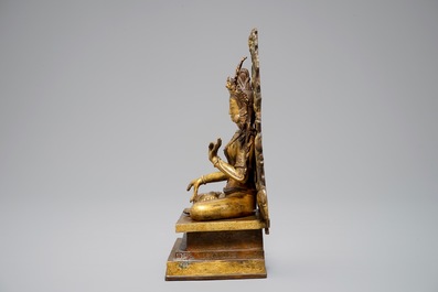Een Sino-Tibetaanse verguld bronzen en koperen figuur van Witte Tara, 19/20e eeuw