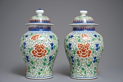 A pair of Chinese wucai vases and covers, Chenghua mark, 19/20th C.