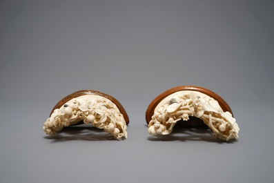 Deux groupes d'enfants r&eacute;coltants en ivoire sculpt&eacute;, Chine, 1&egrave;re moiti&eacute; du 20&egrave;me