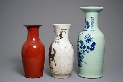 Trois vases en porcelaine de Chine sang de boeuf, c&eacute;ladon et au fond craquel&eacute;, 19&egrave;me