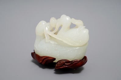 Un groupe en jade sculpt&eacute; figurant deux canards mandarin sur feuille de lotus, 19&egrave;me