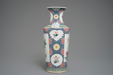 Un vase de forme rouleau en porcelaine de Chine famille rose de style Yongzheng, 19/20&egrave;me