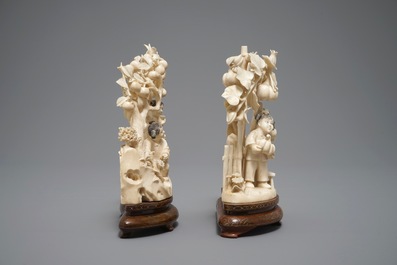 Deux groupes d'enfants r&eacute;coltants en ivoire sculpt&eacute;, Chine, 1&egrave;re moiti&eacute; du 20&egrave;me