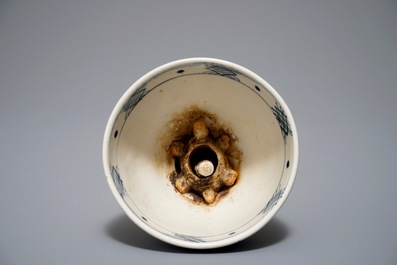 Een Vietnamese blauwwitte stem cup met 'Hansje in de kelder', wellicht Le Dynastie, My Xa ovens, 15/16e eeuw