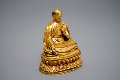 Een Sino-Tibetaanse verguld bronzen figuur van een dalai lama, 19/20e eeuw