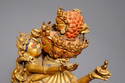 Een grote Sino-Tibetaanse verguld bronzen figuur van Kapaladhara Hevajra, 17/18e eeuw