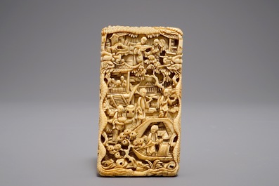 Un &eacute;tui &agrave; cartes en ivoire sculpt&eacute; et une bo&icirc;te couverte en laque rouge, marque de Qianlong, Chine, 19&egrave;me