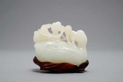 Un groupe en jade sculpt&eacute; figurant deux canards mandarin sur feuille de lotus, 19&egrave;me