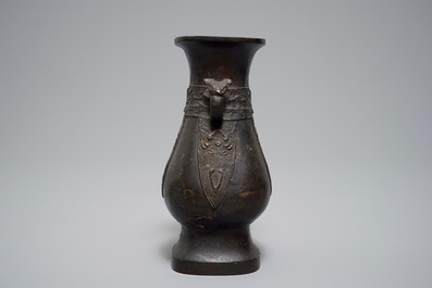 Een Chinese archa&iuml;stische bronzen hu-vaas, Ming