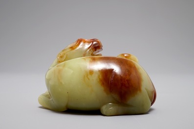 A Chinese Ming-style mottled jade carving of a tiger, 19/20th C.