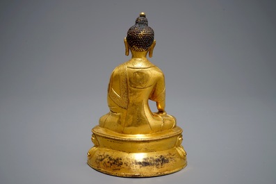 Een Tibetaanse verguld bronzen figuur van Boeddha met Vajra, 19e eeuw