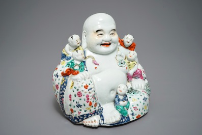 Een grote Chinese famille rose figuur van Boeddha, 19/20e eeuw
