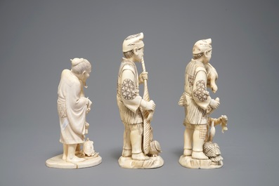 Trois okimonos en ivoire sculpt&eacute;, Japon, Meiji, 19&egrave;me