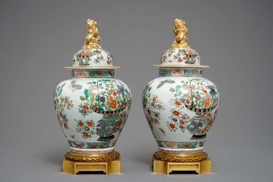 A pair of famille verte covered vases on gilt bronze foot, Samson, Paris, 19th C.