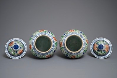 A pair of Chinese wucai vases and covers, Chenghua mark, 19/20th C.