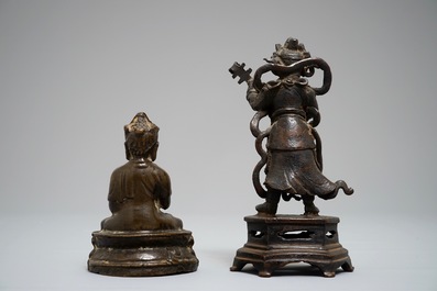 Twee Chinese en Sino-Tibetaanse bronzen figuren van Boeddha en van een muzikant, 17/18e eeuw