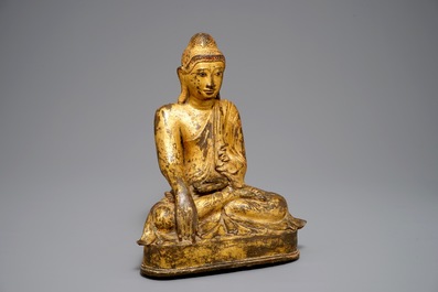 Un grand Bouddha de style Mandalay en bronze laqu&eacute;, dor&eacute; et incrust&eacute;, Birmanie, 19&egrave;me