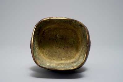 Een Chinese archa&iuml;stische bronzen hu-vaas, Ming