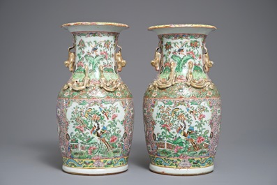 Une paire de vases en porcelaine de Chine famille rose de Canton &agrave; fond rose, 19&egrave;me