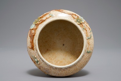 Un lave-pinceaux en porcelaine de Chine monochrome craquel&eacute;e &agrave; d&eacute;cor appliqu&eacute;, 19&egrave;me
