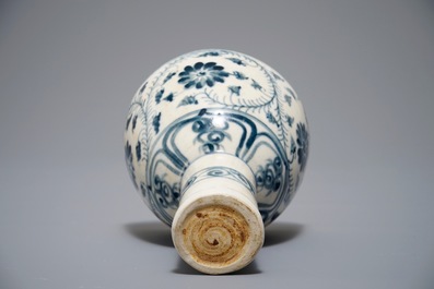 Een Vietnamese blauwwitte stem cup met 'Hansje in de kelder', wellicht Le Dynastie, My Xa ovens, 15/16e eeuw
