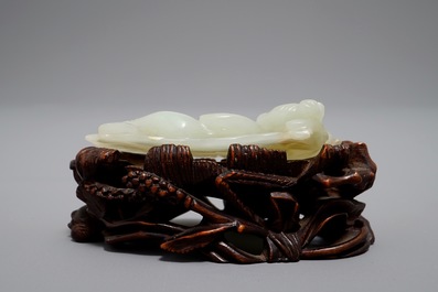 Un mod&egrave;le d'une femme sur feuille de lotus en jade c&eacute;ladon, Qing