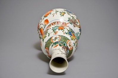 Grand vase famille verte de forme triple gourde, inscription Kangxi, 20&egrave;me