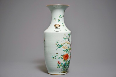 Un vase en porcelaine de Chine famille rose &agrave; d&eacute;cor floral, 20&egrave;me
