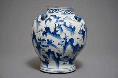 Un grand vase de forme balustre en porcelaine de Chine bleu et blanc, Ming