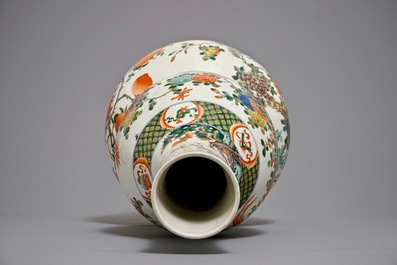 Grand vase famille verte de forme triple gourde, inscription Kangxi, 20&egrave;me