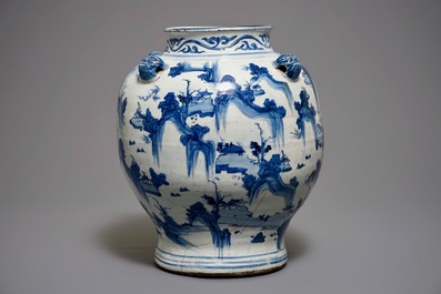 Un grand vase de forme balustre en porcelaine de Chine bleu et blanc, Ming