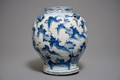 Un grand vase de forme balustre en porcelaine de Chine bleu et blanc, Ming