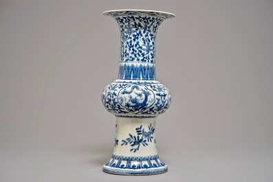 Een grote Chinese blauwwitte gu vaas met draken, Qianlong merk, 19e eeuw
