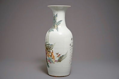 A large Chinese qianjiang cai vase with ladies in a garden, 19/20th C.