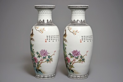 Une paire de grands vases en porcelaine de Chine famille rose figurant des paons, R&eacute;publique, 20&egrave;me
