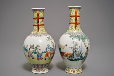 Deux vases &agrave; longs cols en porcelaine de Chine famille rose, marque de Qianlong, 20&egrave;me