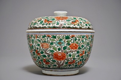 A large round Chinese wucai box and cover with floral design, Kangxi